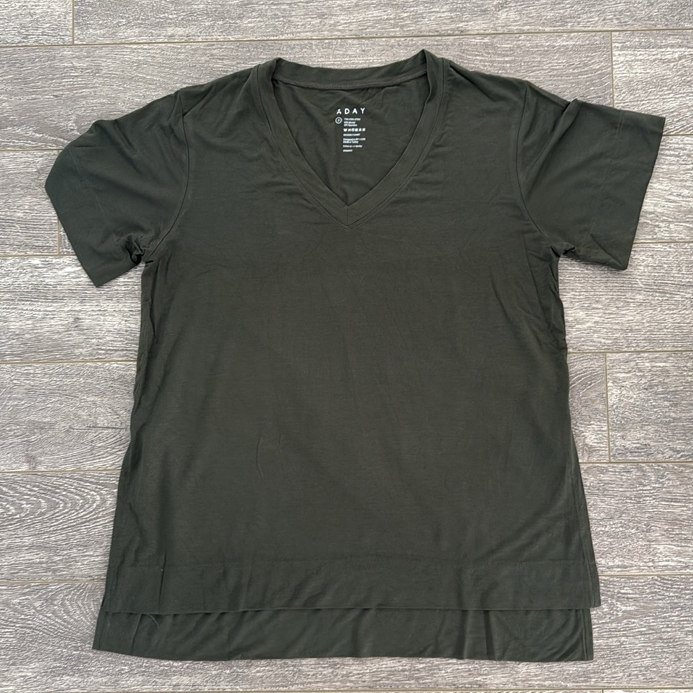 Necessi-T-Shirt SZ Small